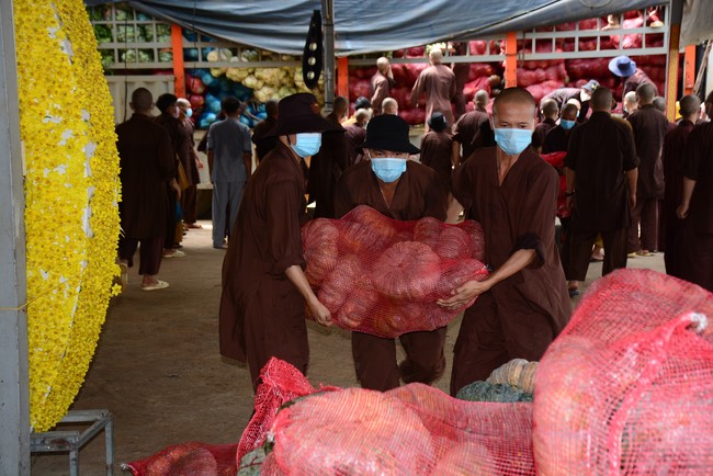 Continuing to support people in need in the Covid-19 pandemic of Hoang Phap Pagoda (series 9)