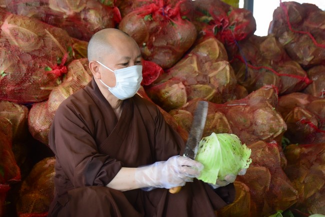 Continuing to support people in need in the Covid-19 pandemic of Hoang Phap Pagoda (series 9)