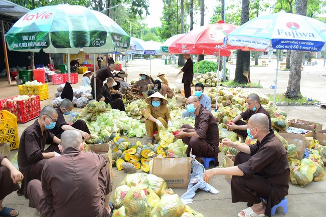 Continuing to support people in need in the Covid-19 pandemic of Hoang Phap Pagoda (series 9)