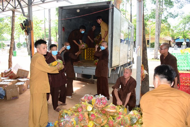 Continuing to support people in need in the Covid-19 pandemic of Hoang Phap Pagoda (series 9)