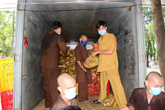 Continuing to support people in need in the Covid-19 pandemic of Hoang Phap Pagoda (series 9)