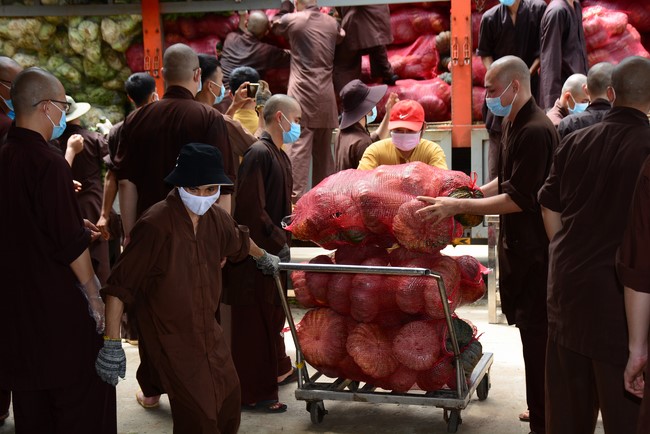 Continuing to support people in need in the Covid-19 pandemic of Hoang Phap Pagoda (series 9)