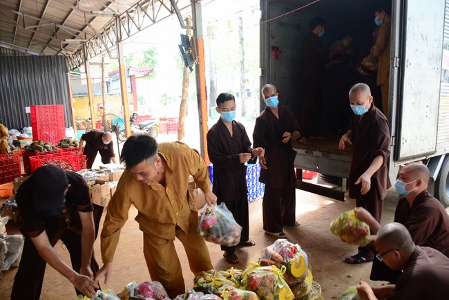 Continuing to support people in need in the Covid-19 pandemic of Hoang Phap Pagoda (series 9)