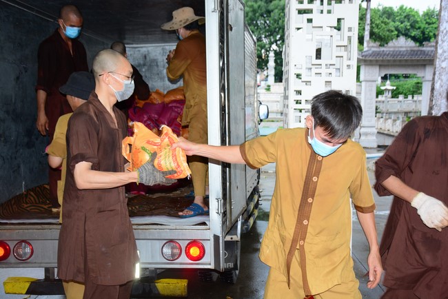 Continuing to support people in need in the Covid-19 pandemic of Hoang Phap Pagoda (series 9)
