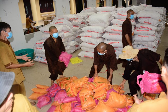 Continuing to support people in need in the Covid-19 pandemic of Hoang Phap Pagoda (series 9)