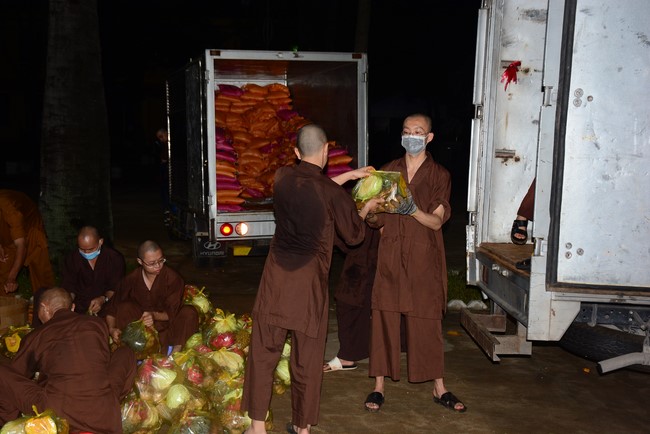 Continuing to support people in need in the Covid-19 pandemic of Hoang Phap Pagoda (series 9)