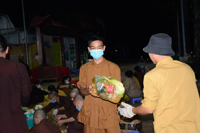 Continuing to support people in need in the Covid-19 pandemic of Hoang Phap Pagoda (series 9)