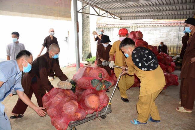 Continuing to support people in need in the Covid-19 pandemic of Hoang Phap Pagoda (series 9)