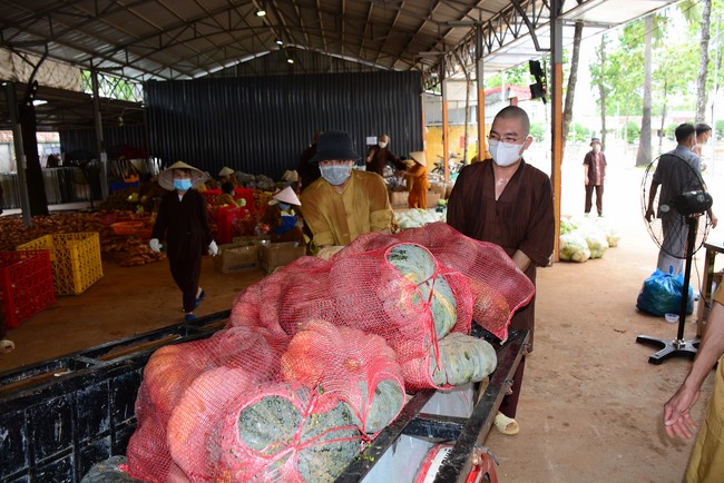 Continuing to support people in need in the Covid-19 pandemic of Hoang Phap Pagoda (series 9)