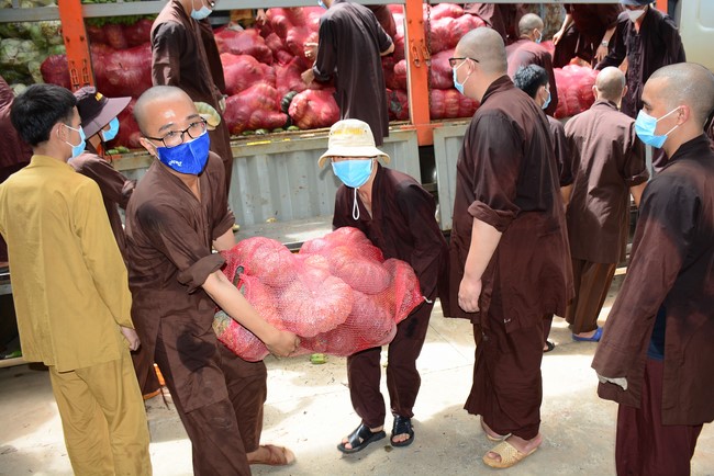 Continuing to support people in need in the Covid-19 pandemic of Hoang Phap Pagoda (series 9)