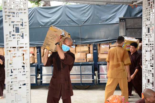 Continuing to support people in need in the Covid-19 pandemic of Hoang Phap Pagoda (series 9)