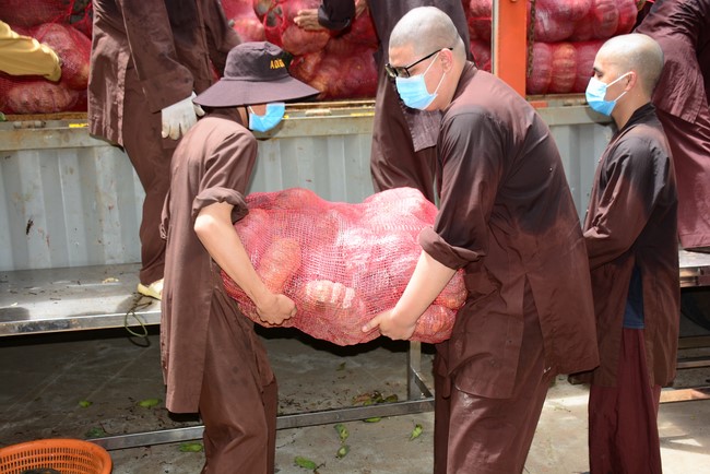 Continuing to support people in need in the Covid-19 pandemic of Hoang Phap Pagoda (series 9)