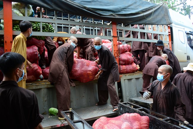 Continuing to support people in need in the Covid-19 pandemic of Hoang Phap Pagoda (series 9)