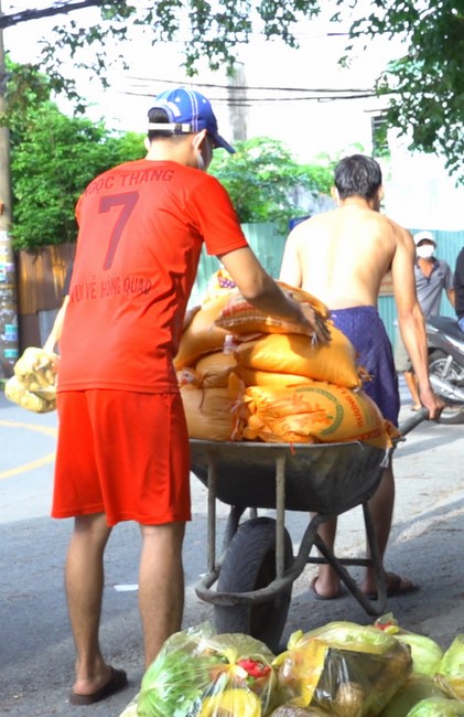 Continuing to support people in need in the Covid-19 pandemic of Hoang Phap Pagoda (series 9)