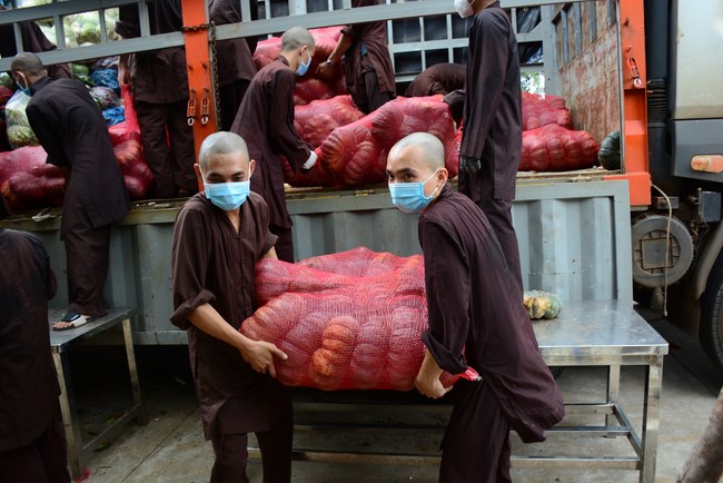 Continuing to support people in need in the Covid-19 pandemic of Hoang Phap Pagoda (series 9)