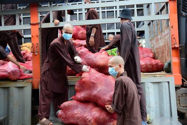 Continuing to support people in need in the Covid-19 pandemic of Hoang Phap Pagoda (series 9)