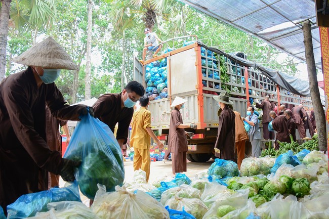 Continuing to support people in need in the Covid-19 pandemic of Hoang Phap Pagoda (series 9)