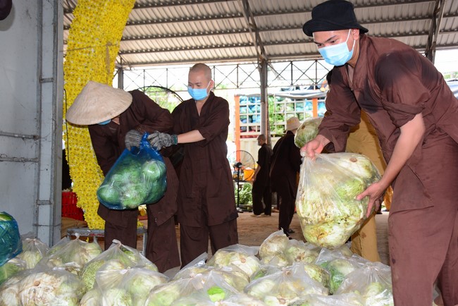 Continuing to support people in need in the Covid-19 pandemic of Hoang Phap Pagoda (series 9)