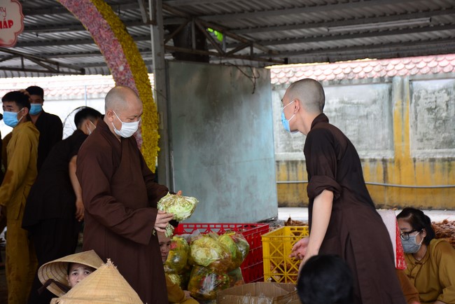Continuing to support people in need in the Covid-19 pandemic of Hoang Phap Pagoda (series 9)