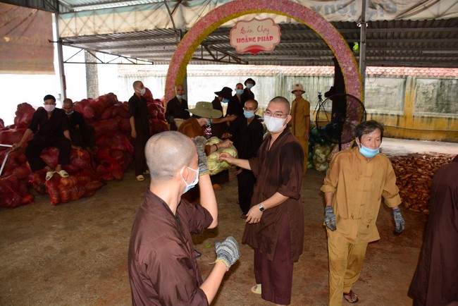Continuing to support people in need in the Covid-19 pandemic of Hoang Phap Pagoda (series 9)