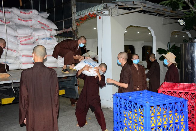 Continuing to support people in need in the Covid-19 pandemic of Hoang Phap Pagoda (series 9)