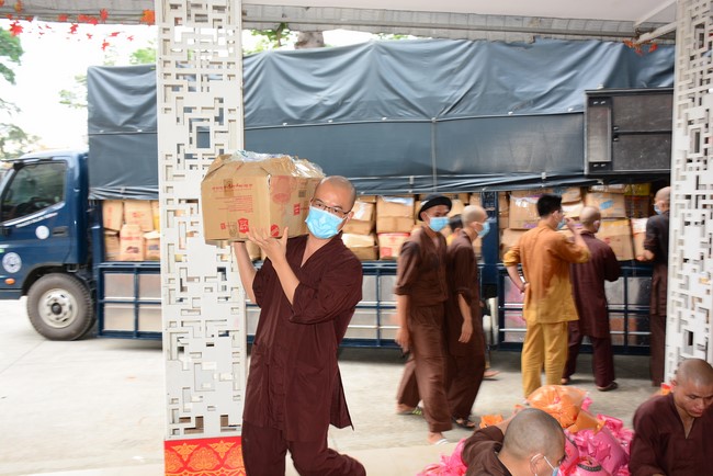 Continuing to support people in need in the Covid-19 pandemic of Hoang Phap Pagoda (series 9)