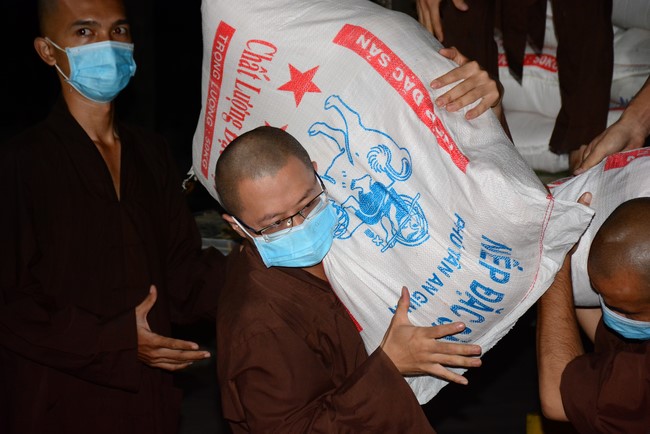 Continuing to support people in need in the Covid-19 pandemic of Hoang Phap Pagoda (series 9)