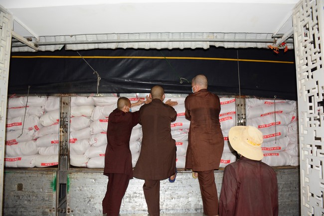 Continuing to support people in need in the Covid-19 pandemic of Hoang Phap Pagoda (series 9)