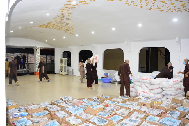 Continuing to support people in need in the Covid-19 pandemic of Hoang Phap Pagoda (series 9)