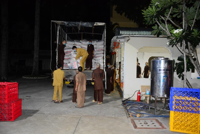 Continuing to support people in need in the Covid-19 pandemic of Hoang Phap Pagoda (series 9)