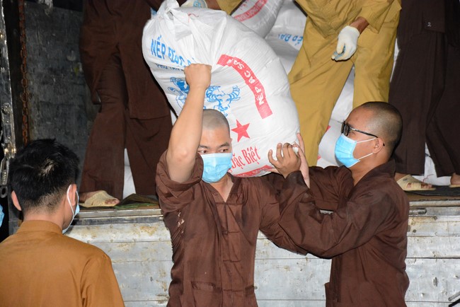 Continuing to support people in need in the Covid-19 pandemic of Hoang Phap Pagoda (series 9)