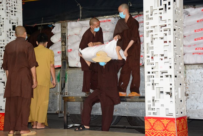 Continuing to support people in need in the Covid-19 pandemic of Hoang Phap Pagoda (series 9)