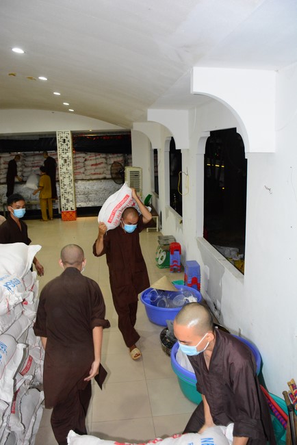 Continuing to support people in need in the Covid-19 pandemic of Hoang Phap Pagoda (series 9)