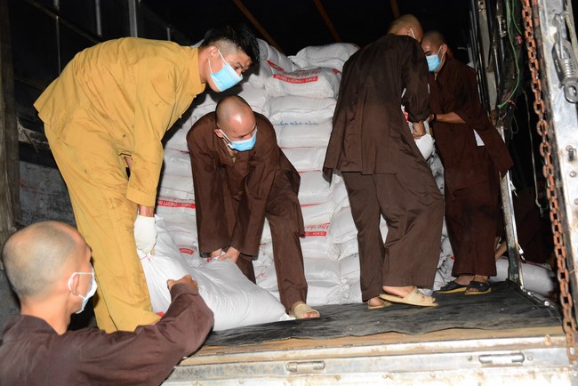 Continuing to support people in need in the Covid-19 pandemic of Hoang Phap Pagoda (series 9)