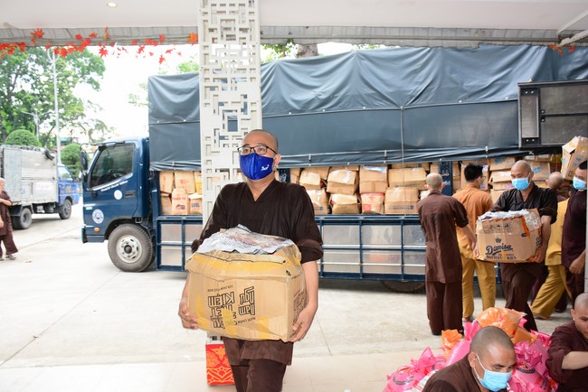 Continuing to support people in need in the Covid-19 pandemic of Hoang Phap Pagoda (series 9)