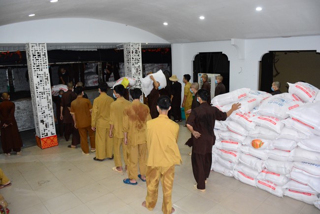 Continuing to support people in need in the Covid-19 pandemic of Hoang Phap Pagoda (series 9)