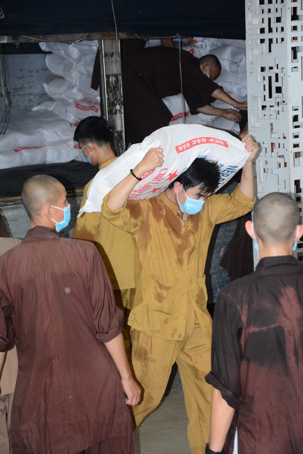 Continuing to support people in need in the Covid-19 pandemic of Hoang Phap Pagoda (series 9)