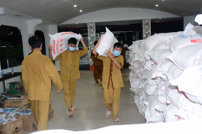 Continuing to support people in need in the Covid-19 pandemic of Hoang Phap Pagoda (series 9)