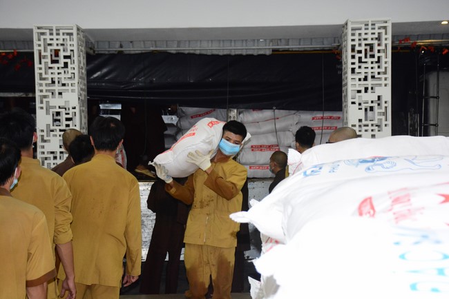 Continuing to support people in need in the Covid-19 pandemic of Hoang Phap Pagoda (series 9)