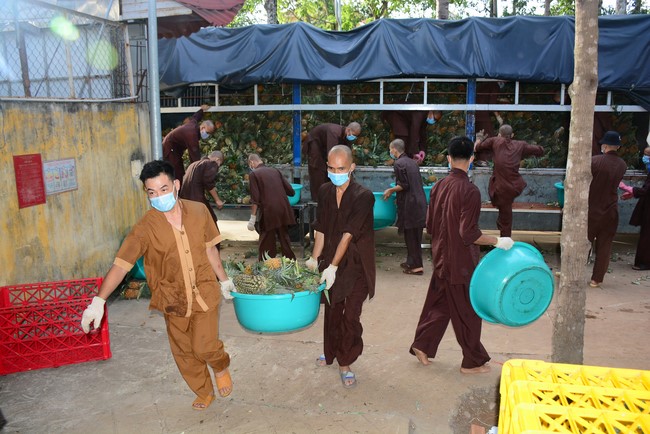 Continuing to support people in need in the Covid-19 pandemic of Hoang Phap Pagoda (series 9)
