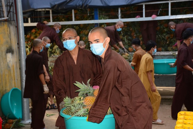 Continuing to support people in need in the Covid-19 pandemic of Hoang Phap Pagoda (series 9)