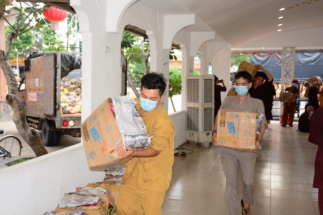 Continuing to support people in need in the Covid-19 pandemic of Hoang Phap Pagoda (series 9)