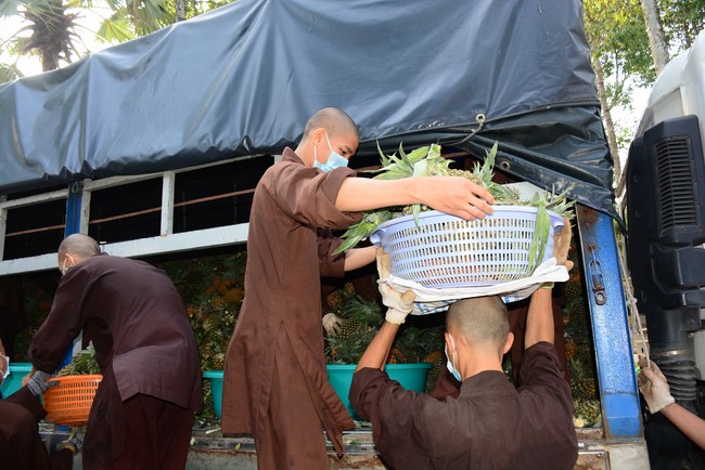 Continuing to support people in need in the Covid-19 pandemic of Hoang Phap Pagoda (series 9)