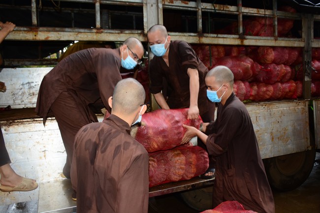 Continuing to support people in need in the Covid-19 pandemic of Hoang Phap Pagoda (series 9)