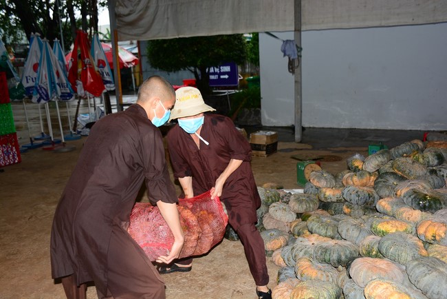 Continuing to support people in need in the Covid-19 pandemic of Hoang Phap Pagoda (series 9)