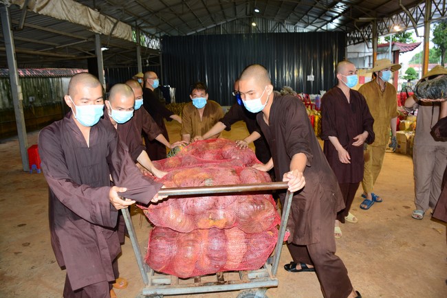 Continuing to support people in need in the Covid-19 pandemic of Hoang Phap Pagoda (series 9)