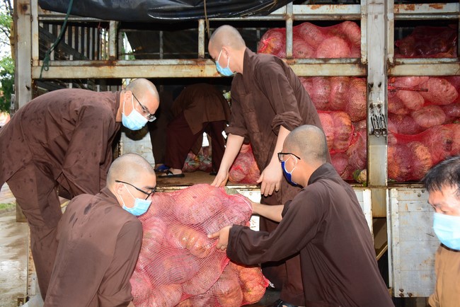 Continuing to support people in need in the Covid-19 pandemic of Hoang Phap Pagoda (series 9)