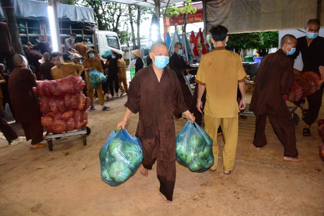 Continuing to support people in need in the Covid-19 pandemic of Hoang Phap Pagoda (series 9)