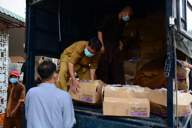 Continuing to support people in need in the Covid-19 pandemic of Hoang Phap Pagoda (series 9)