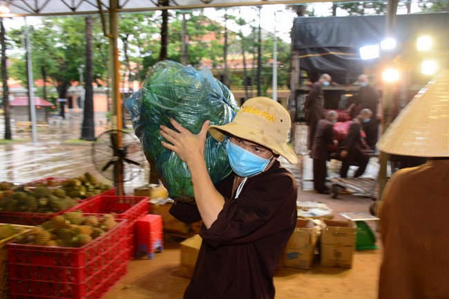 Continuing to support people in need in the Covid-19 pandemic of Hoang Phap Pagoda (series 9)